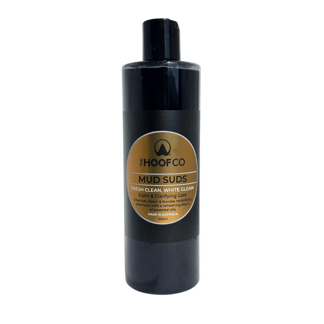 Whitening deep cleansing shampoo for horses to remove coat stains and brighten appearance